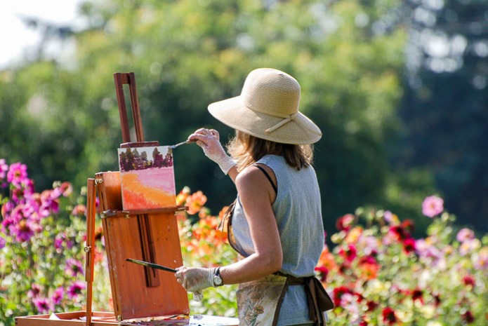 A painter expressing herself at the dahlia farm.