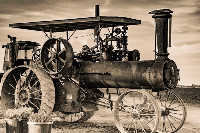 Steam engine tractor.